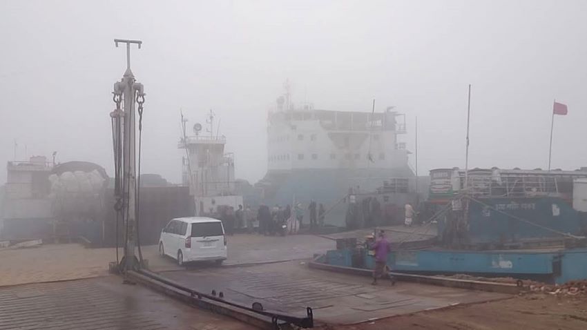 ঘন কুয়াশায় দৌলতদিয়া-পাটুরিয়ায় ফেরি চলাচল বন্ধ